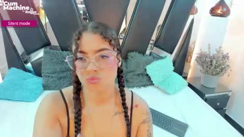 Snapshot of antonellepiercee chatting on 09.21.25 A N T O N E L L E online show from 09.21.25