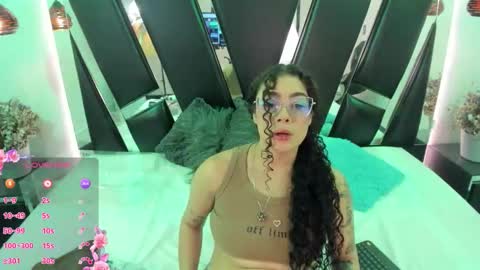 Snapshot of antonellepiercee chatting on 09.24.25 A N T O N E L L E online show from 09.24.25