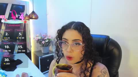 Snapshot of antonellepiercee chatting on 10.03.25 A N T O N E L L E online show from 10.03.25