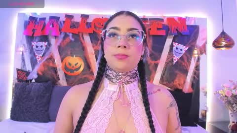 Snapshot of antonellepiercee chatting on 10.19.25 A N T O N E L L E online show from 10.19.25