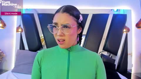 Snapshot of antonellepiercee chatting on 11.04.25 A N T O N E L L E online show from 11.04.25