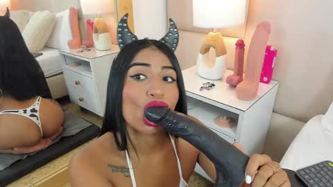 Snapshot of antoniaross chatting on 04.23.26 Antonia online show from 04.23.26