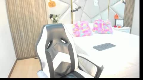 Snapshot of aome_purpuree chatting on 11.01.25 Aome online show from 11.01.25