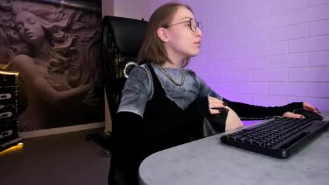 Snapshot of aphexqueen chatting on 11.09.25 APHEX QUEEN online show from 11.09.25