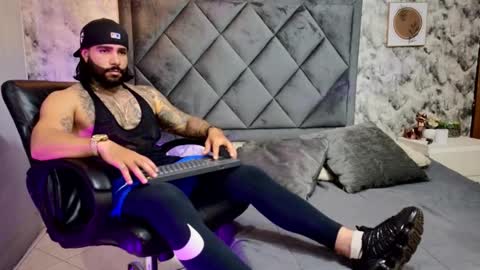 Snapshot of apolo_rousse chatting on 10.06.25 Apolo online show from 10.06.25