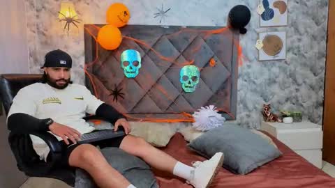 Snapshot of apolo_rousse chatting on 10.13.25 Apolo online show from 10.13.25