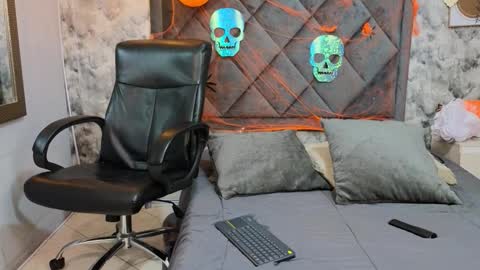 Snapshot of apolo_rousse chatting on 10.14.25 Apolo online show from 10.14.25