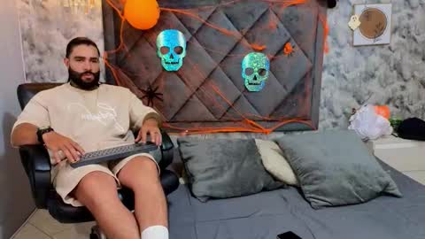 Snapshot of apolo_rousse chatting on 10.16.25 Apolo online show from 10.16.25