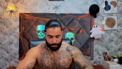 Snapshot of apolo_rousse chatting on 10.28.25 Apolo online show from 10.28.25