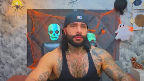 Snapshot of apolo_rousse chatting on 10.28.25 Apolo online show from 10.28.25