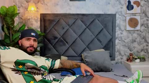 Snapshot of apolo_rousse chatting on 11.08.25 Apolo online show from 11.08.25