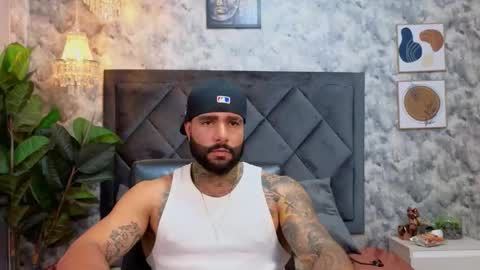 Snapshot of apolo_rousse chatting on 11.11.25 Apolo online show from 11.11.25