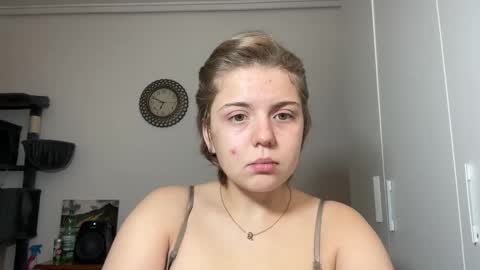 Snapshot of ari_crystal chatting on 02.18.26 ari_crystal online show from 02.18.26