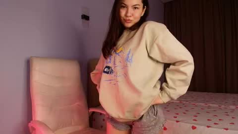 Snapshot of ari_kitsu chatting on 06.02.26 Defne online show from 06.02.26