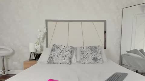 Ari Wilde online show from 01.12.26