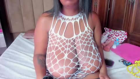 Snapshot of ariagreenn chatting on 11.17.25 Aria Green online show from 11.17.25