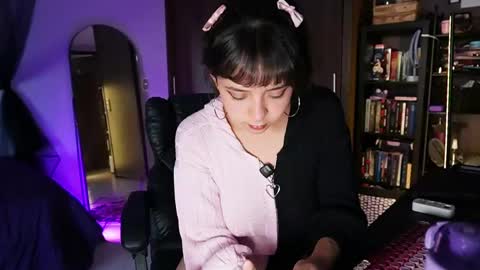 Snapshot of ariamoonlight chatting on 04.20.26 online show from 04.20.26
