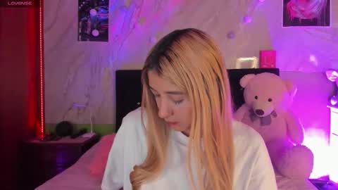 Snapshot of ariana_rosse__ chatting on 09.29.25 Ariana online show from 09.29.25