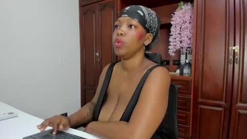 Snapshot of arianacontee chatting on 10.07.25 Andrea online show from 10.07.25