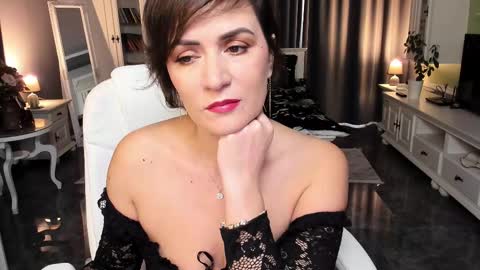 Snapshot of arianasage_ chatting on 11.08.25 Ana online show from 11.08.25