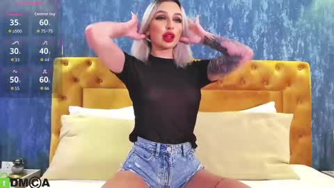 Snapshot of ariannalure chatting on 10.15.25 Arianna online show from 10.15.25