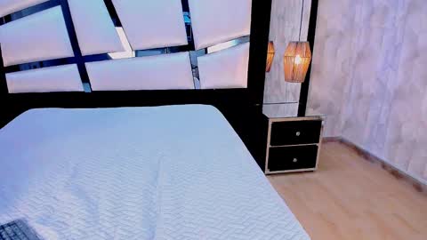 ariannarussell1 online show from 10.17.25