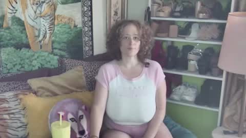 Snapshot of arielabai chatting on 10.16.25 Arielle Ari online show from 10.16.25