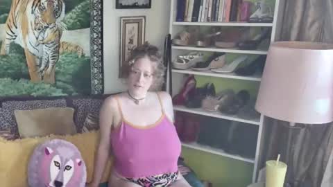 Snapshot of arielabai chatting on 11.10.25 Arielle Ari online show from 11.10.25