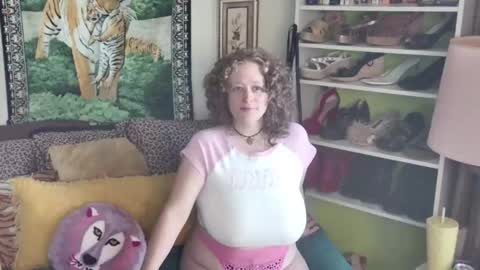 Snapshot of arielabai chatting on 11.13.25 Arielle Ari online show from 11.13.25