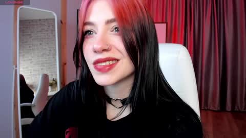 Snapshot of arielabradberry chatting on 01.25.25 Ariel online show from 01.25.25