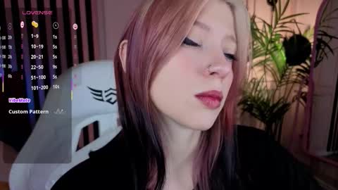 Snapshot of arielabradberry chatting on 10.09.25 Ariel online show from 10.09.25