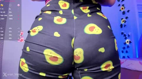 Snapshot of ariiah_walker_ chatting on 10.01.25 Ariah online show from 10.01.25