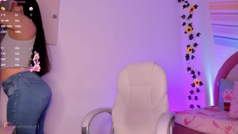 Snapshot of ariiah_walker_ chatting on 10.08.25 Ariah online show from 10.08.25