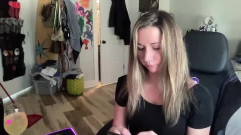 Snapshot of ariicutekitty chatting on 01.29.25 airskiii online show from 01.29.25