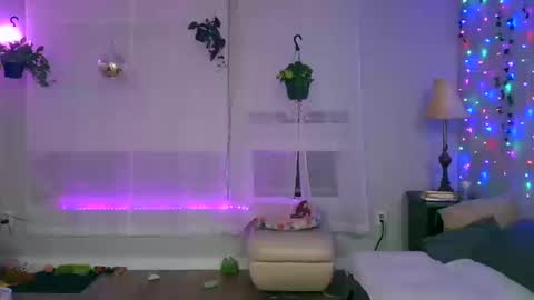 Snapshot of ariicutekitty chatting on 10.10.25 airskiii online show from 10.10.25