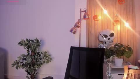 Ari Robert online show from 10.22.25