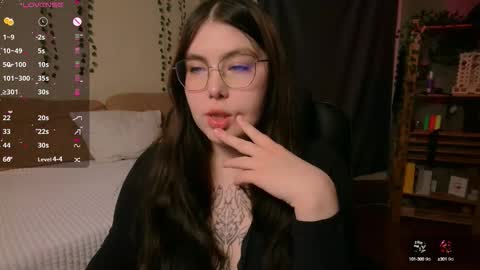 Snapshot of arizonaa_muse chatting on 10.08.25 Astrid online show from 10.08.25