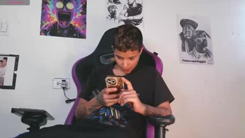 Snapshot of aron739_ chatting on 12.19.24 Aron online show from 12.19.24