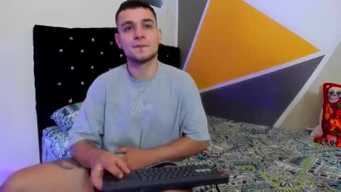 Snapshot of aron_santoro1 chatting on 10.03.25 Aron Santoro online show from 10.03.25