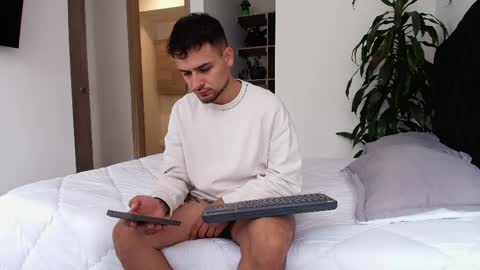 Snapshot of aron_santoro1 chatting on 04.29.26 Aron Santoro online show from 04.29.26