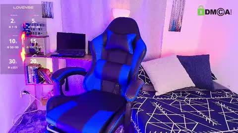 Snapshot of arontroy_wi chatting on 10.30.25 noah and ivy online show from 10.30.25