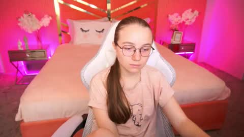 Snapshot of arrinawair chatting on 09.25.25 arrinawair online show from 09.25.25