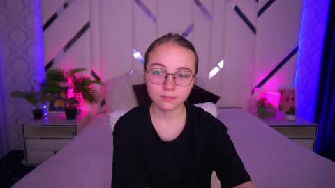 Snapshot of arrinawair chatting on 10.23.25 arrinawair online show from 10.23.25