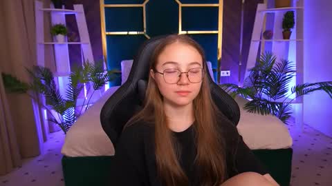 Snapshot of arrinawair chatting on 10.28.25 arrinawair online show from 10.28.25