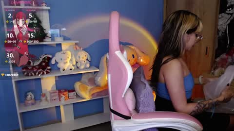 Snapshot of artic_love chatting on 12.18.24 Lenna online show from 12.18.24