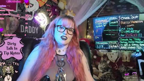 ArtsyHeartsyy online show from 12.18.25