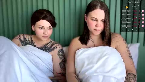 Arya brunett and Cassie blond online show from 09.22.25
