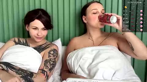 Arya brunett and Cassie blond online show from 09.24.25