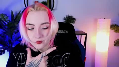 Snapshot of asheluck chatting on 02.09.25 AshleyAshe online show from 02.09.25