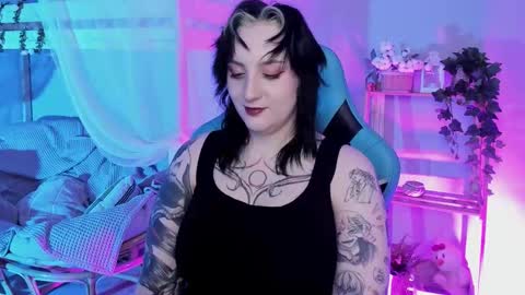 Snapshot of asheluck chatting on 10.08.25 AshleyAshe online show from 10.08.25